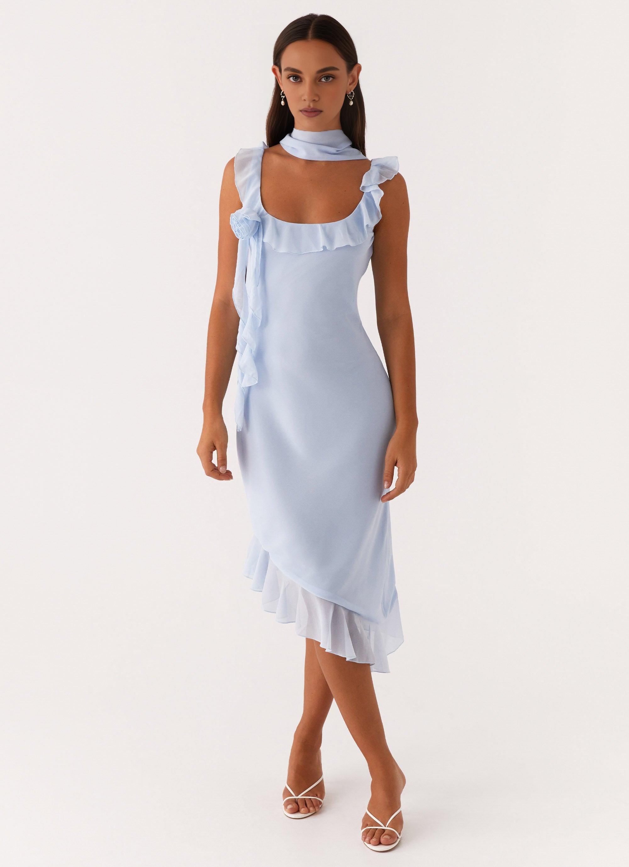 Vestido Weitese de cuello redondo, largo hasta la rodilla, sin mangas, de gasa azul, con espalda descubierta, dobladillo asimétrico y adorno floral.